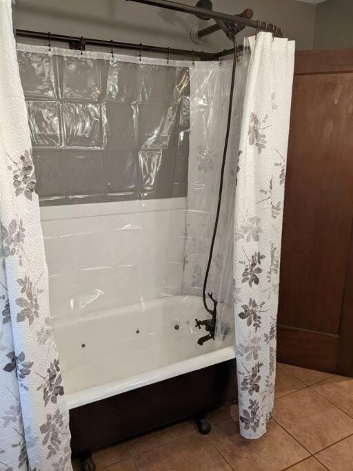 Large Bakery Apartment - Central Downtown Location Fredonia ภายนอก รูปภาพ