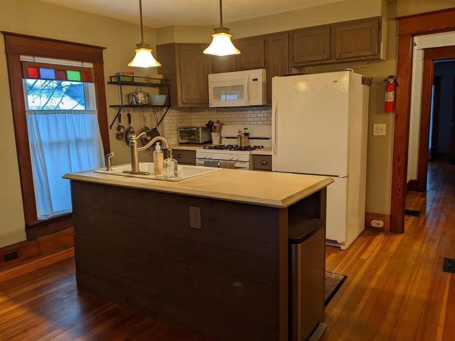 Large Bakery Apartment - Central Downtown Location Fredonia ภายนอก รูปภาพ