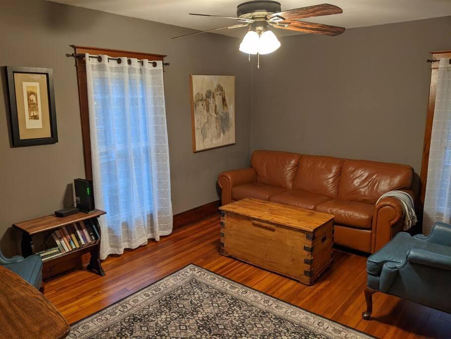 Large Bakery Apartment - Central Downtown Location Fredonia ภายนอก รูปภาพ